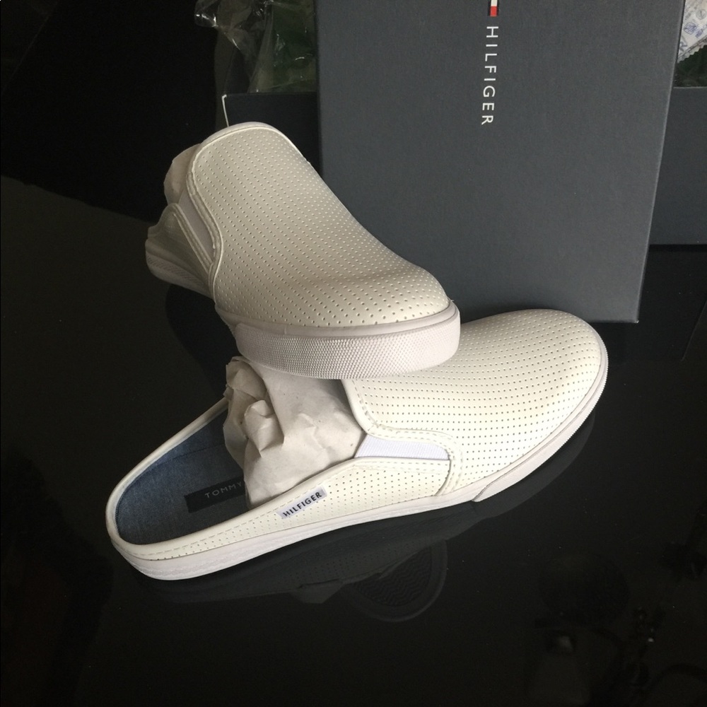 🚫SOLD 🚫TOMMY HILFIGER WOMEN'S SLIP-ON - Picture 1 of 4